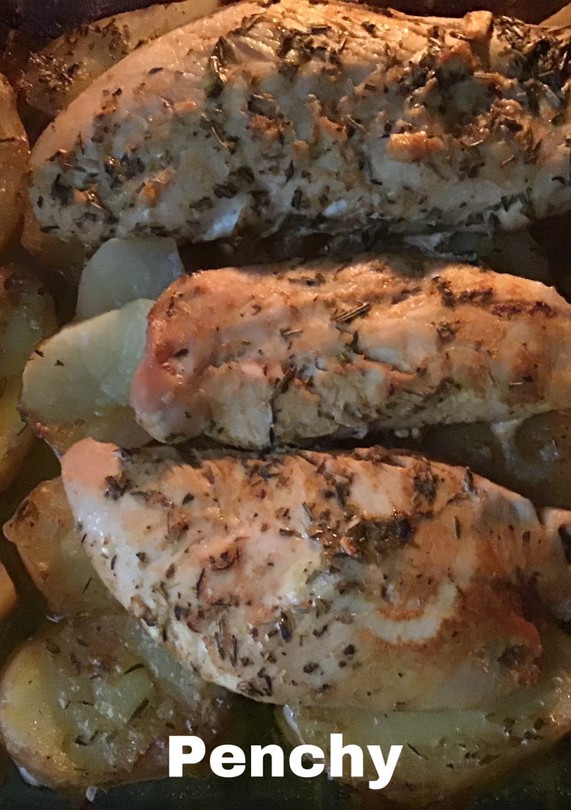 Una foto de Pechugas adobadas con almendras al horno