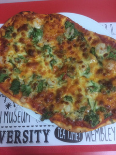 Una foto de Pizza de espinacas, gambas y queso roquefort