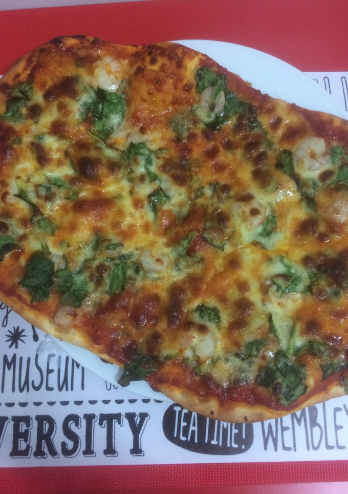 Una foto de Pizza de espinacas, gambas y queso roquefort