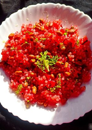 बीट रूट साबूदाना (beetroot sabudana recipe in Hindi) रेसिपी मुख्य फोटो
