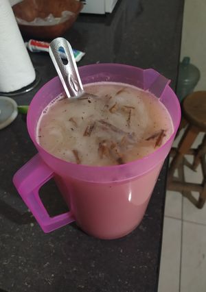 Una foto de Agua de avena dorada