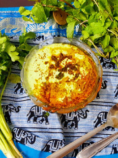 ફુદીના દહીં તીખારી (Pudina Dahi Tikhari Recipe In Gujarati) રેસીપી મુખ્ય ફોટો