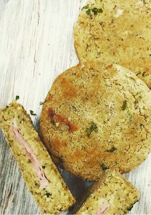 Una foto de Milanesa de soja o garbanzo rellenas de jamón y mozzarella