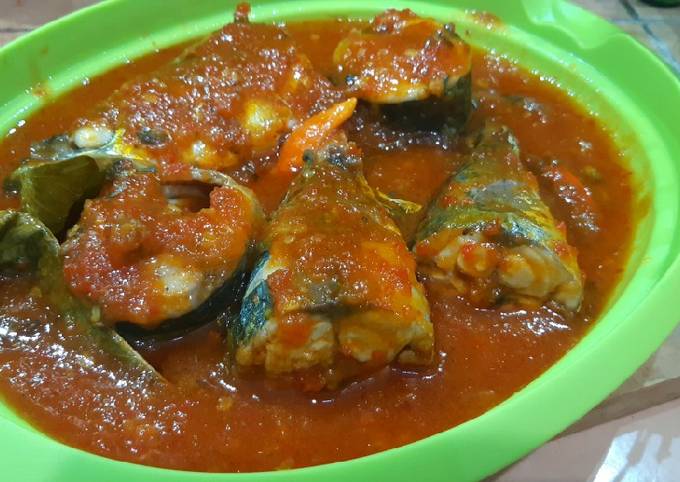 Resep Ikan Makarel Saos Tomat Oleh Poppy Wie Cookpad