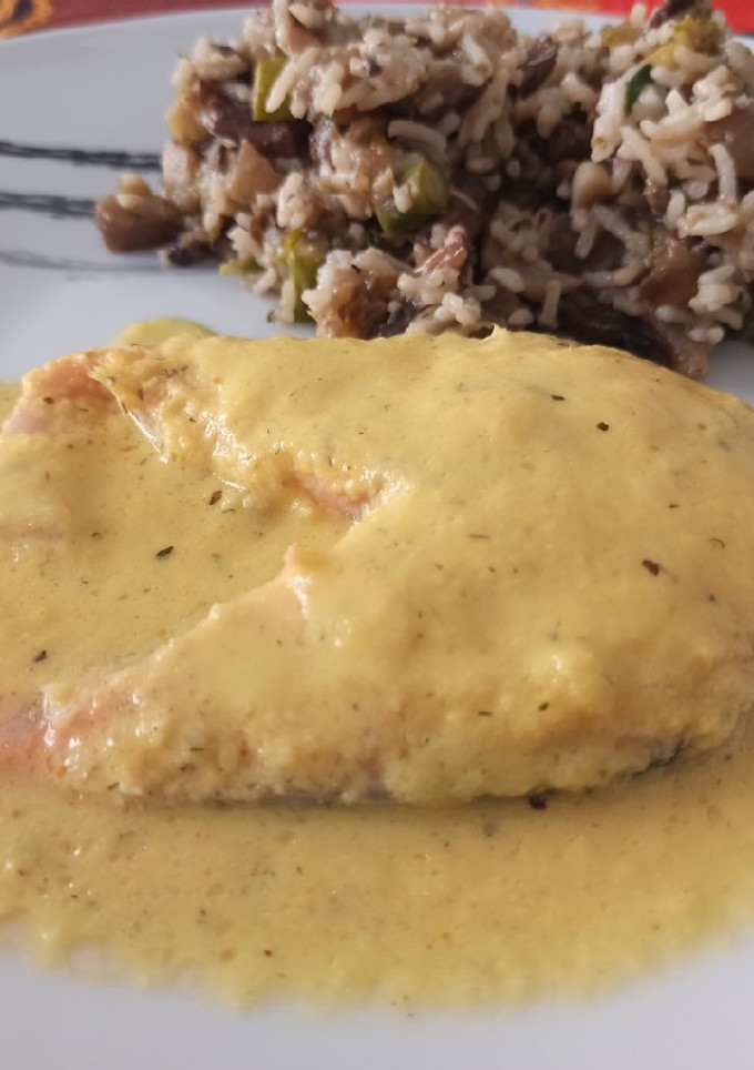 Una foto de Salmón en papillote con arroz salvaje y verduras