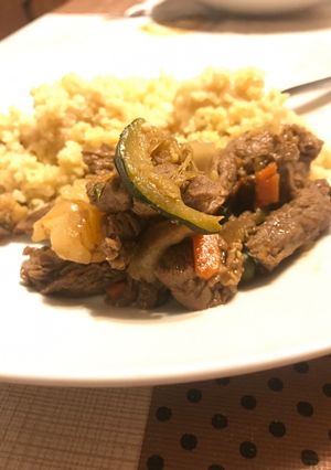 Illatos marhahús zöldségekkel, bulgurral recept fotója