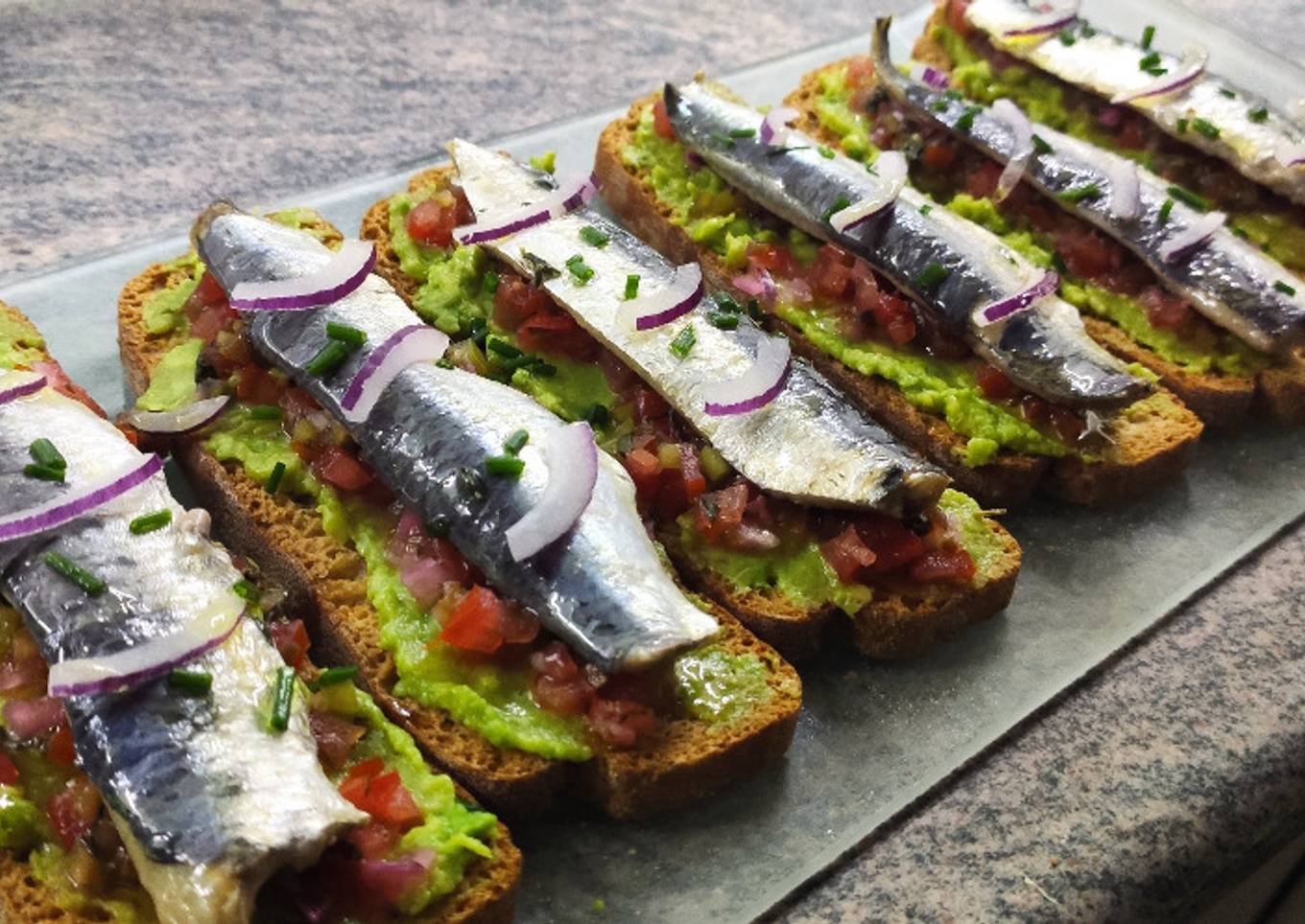 Sardinas marinadas con aguacate y pico de gallo
