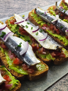 Una foto de Sardinas marinadas con aguacate y pico de gallo