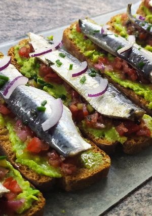 Foto principal de Sardinas marinadas con aguacate y pico de gallo