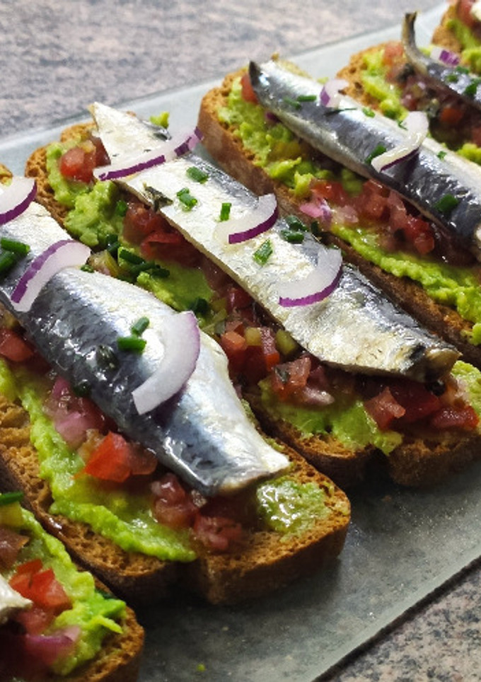 Una foto de Sardinas marinadas con aguacate y pico de gallo