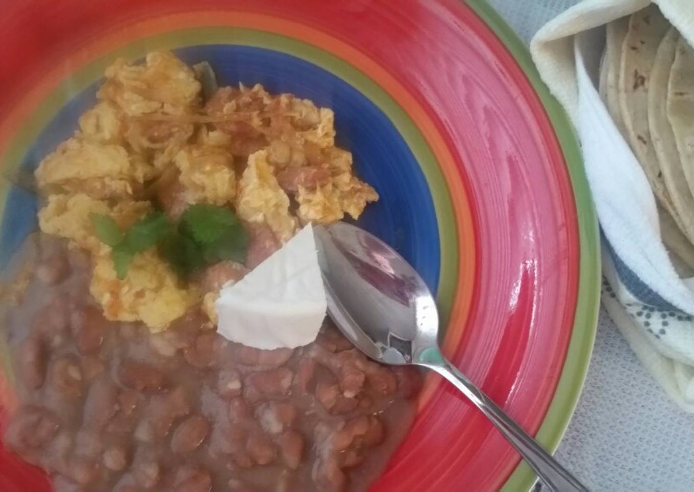 Huevo y Salchicha de Res en salsa de Jitomate
