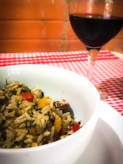 Una foto de Wok de Arroz con pollo y longaniza al ají