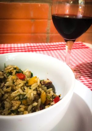 Una foto de Wok de Arroz con pollo y longaniza al ají