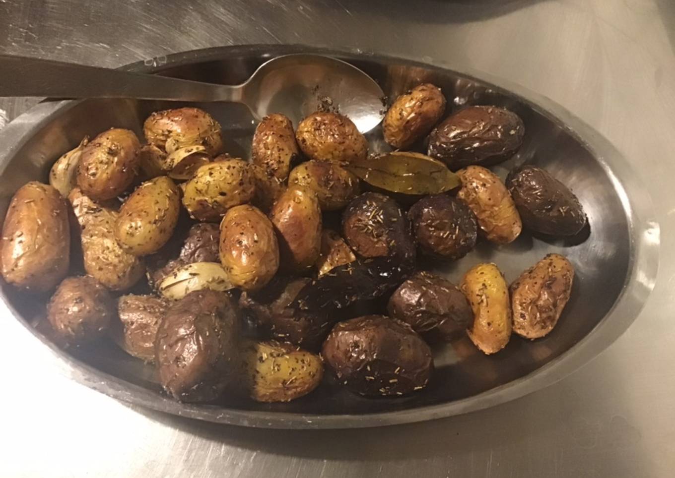 Duo de pommes de terre vitelotte et grenaille à l ail laurier et herbes de Provence