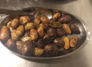 Une photo de Duo de pommes de terre vitelotte et grenaille à l ail laurier et herbes de Provence