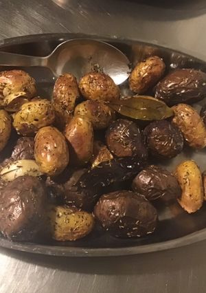 Une photo de Duo de pommes de terre vitelotte et grenaille à l ail laurier et herbes de Provence