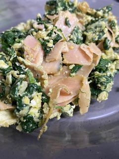 Una foto de Espinacas con pechuga de pavo y huevo