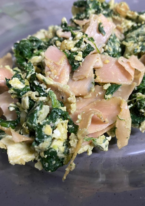Una foto de Espinacas con pechuga de pavo y huevo