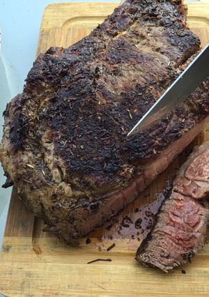 Une photo de Côte de bœuf grillée à la plancha à l ail mariné et herbes du maquis