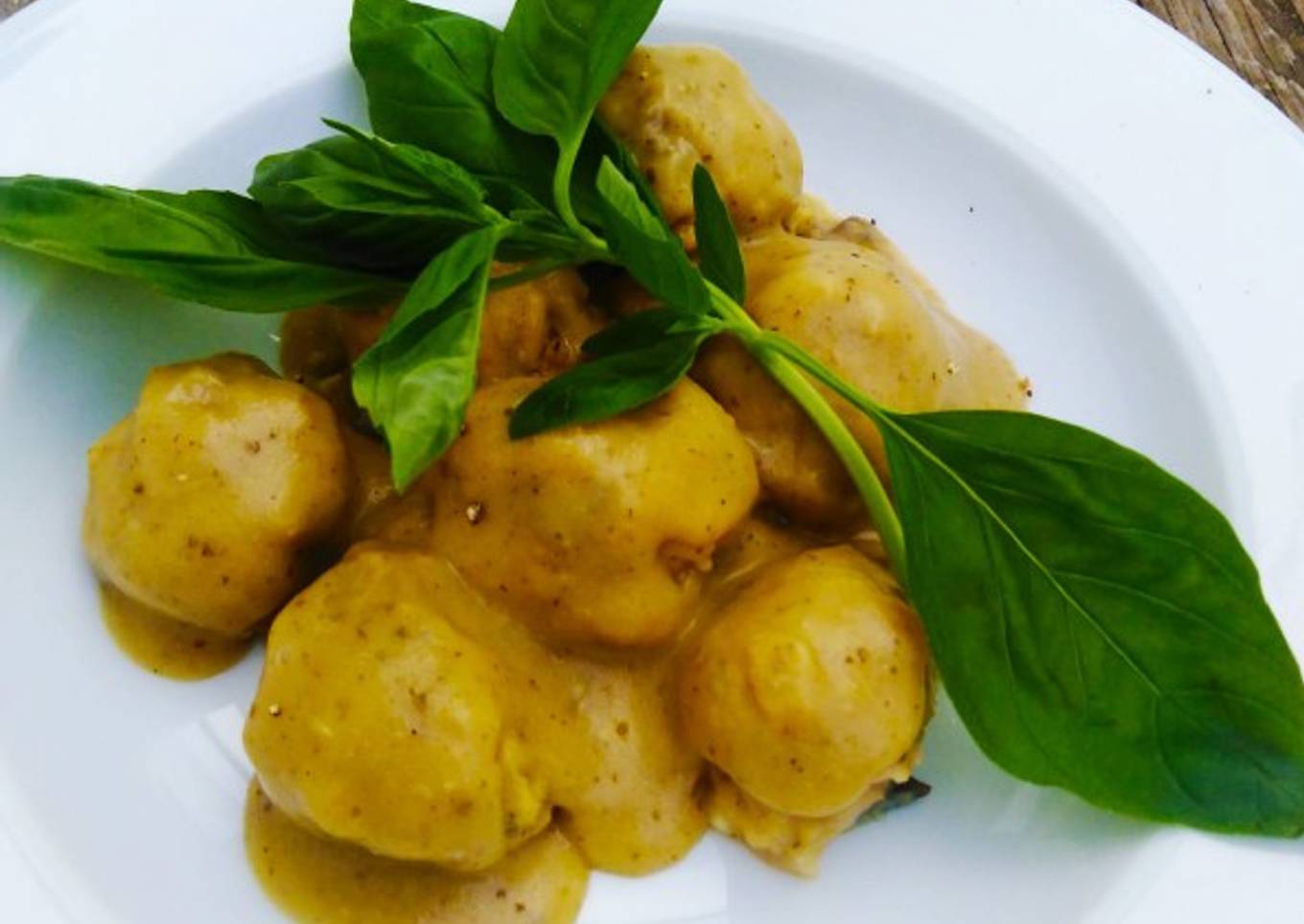 Albóndigas de berenjena con salsa limón
