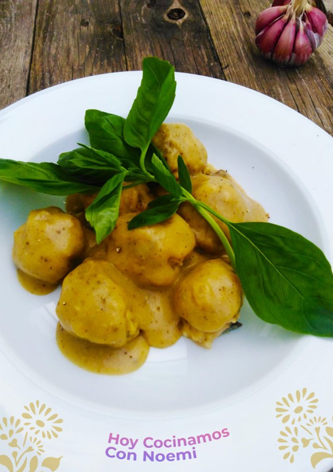Una foto de Albóndigas de berenjena con salsa limón