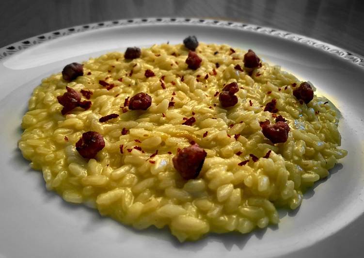 Risotto con crema di patate al curry, salsiccia e polvere di pomodoro secco 🍛 🥓🍅