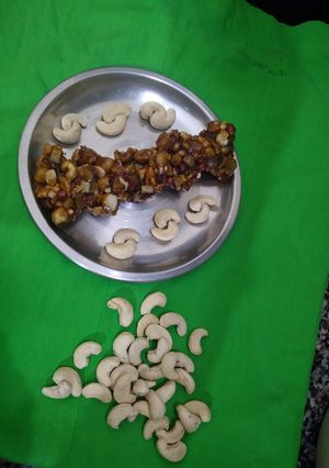 ड्राई फ्रूट चिक्की (dry fruits chikki recipe in Hindi) रेसिपी मुख्य फोटो