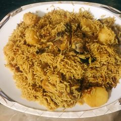 A picture of Chicken akhni pulao.