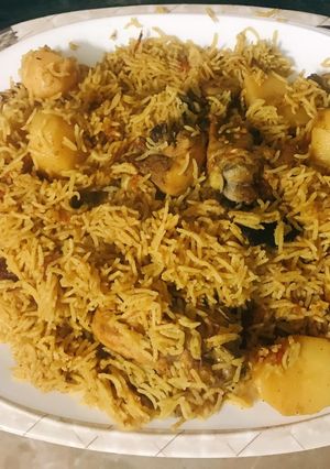A picture of Chicken akhni pulao.
