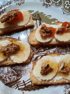 Una foto de Rodajas de Pan de maíz, salado, vegetariano