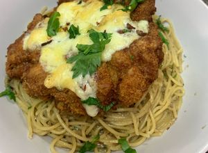 Gambar Pasta Cheese & Lada Hitam / Cacio e Pepe with Breadcrumbing Chicken Chop