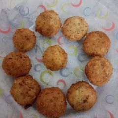 A picture of Potato cheese bolls.