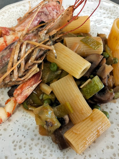 Una foto de Pasta con gambones y verduras
