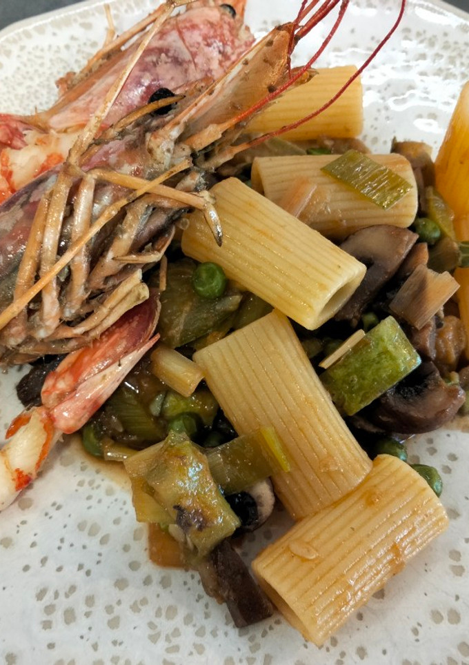 Una foto de Pasta con gambones y verduras