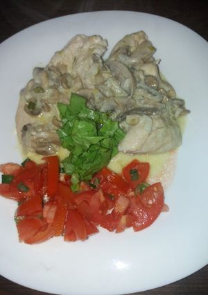 Una foto de Pechuga de pollo al champignon con ensalada