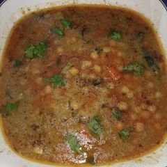 A picture of Chana gravy.