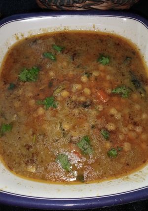 A picture of Chana gravy.