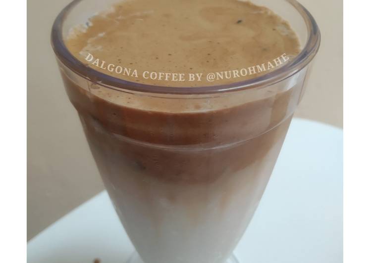 Bagaimana Menyiapkan Dalgona Coffee yang Lezat Sekali