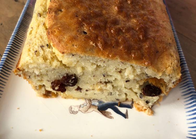 Cake au noisettes, chèvre et raisins