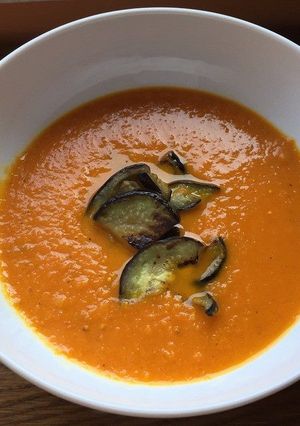 Una foto de Crema de Tomate, Berenjena y Curcuma