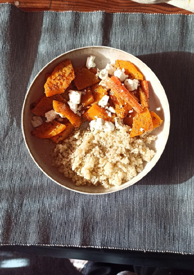 Una foto de Zanahorias y calabaza asada con cuscús