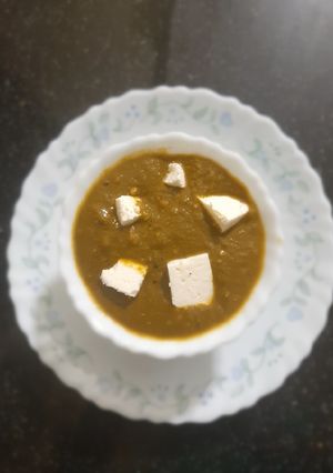 A picture of Palak paneer.