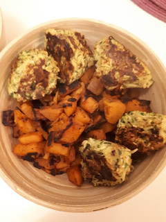 Une photo de Boulettes de courgette et patate douce sautée