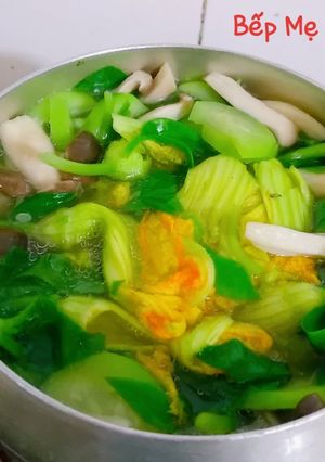 Hình của món Canh chay nấm đùi gà,bông bí,mồng tơi và mướp.