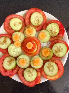 કાકડી ટામેટા નું સલાડ (Cucumber Tomato Salad Recipe In Gujarati) રેસીપી મુખ્ય ફોટો