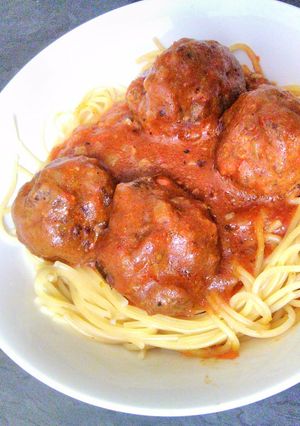 A picture of Beef meatballs and Spaghetti.