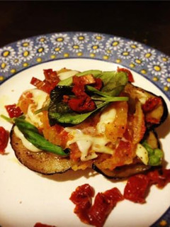Una foto de Montadito de berenjena y tomates