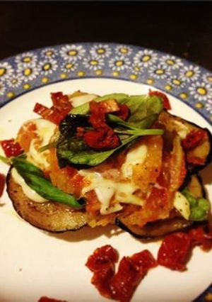Una foto de Montadito de berenjena y tomates