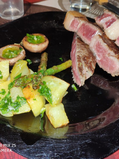 Una foto de Chuletón con guarnición de patatas boletus y espárragos