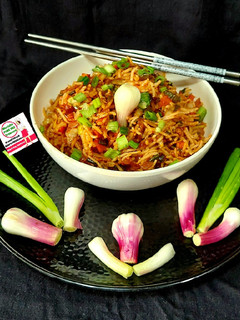 વેજ સેઝવાન ફ્રાઈડ રાઈસ (Veg. Schezwan Fried Rice Recipe In Gujarati) રેસીપી મુખ્ય ફોટો